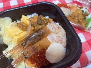 ネコブログ 海鮮丼〜🐟🐟
